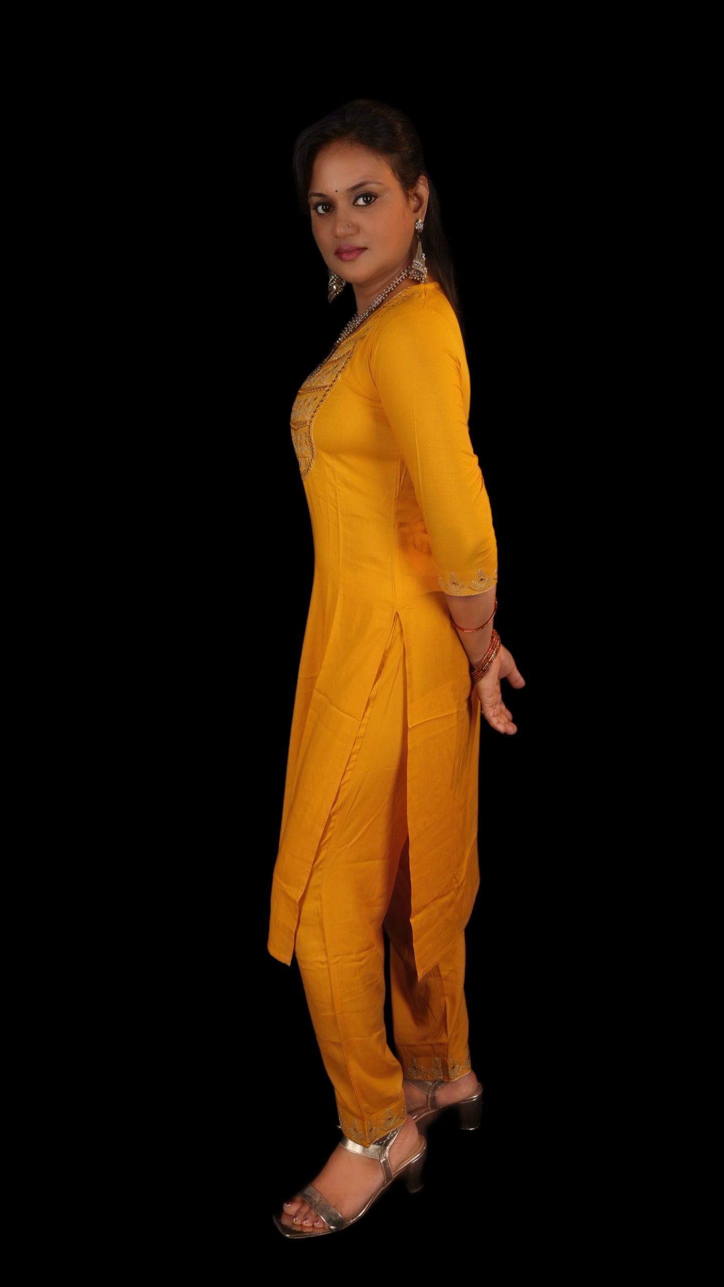 GLOBAL DESI Women solid cotton blend straight kurta set (yellow)